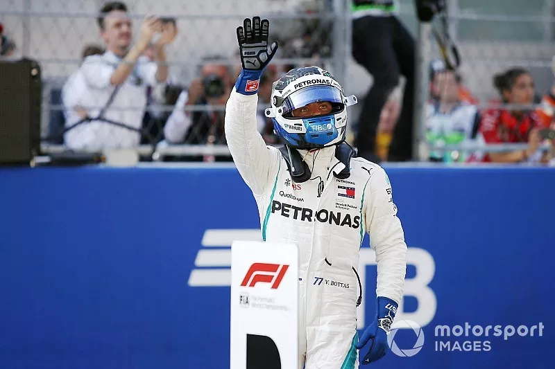 Ganador de la pole Valtteri Bottas, Mercedes AMG F1 W09