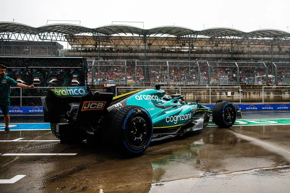 Lance Stroll, Aston Martin AMR22, sale del garaje