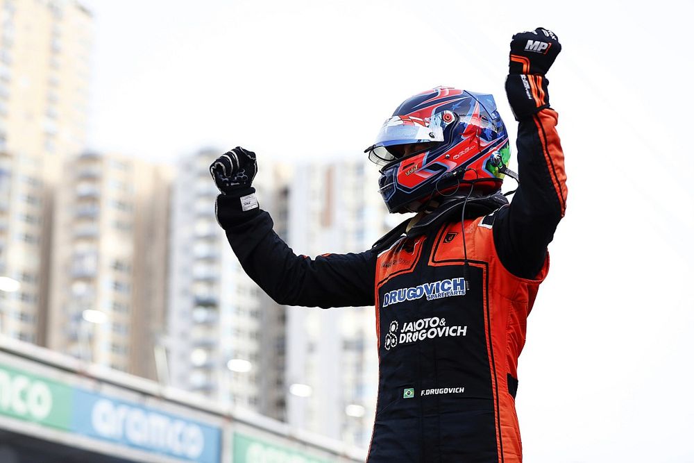 Felipe Drugovich, MP Motorsport celebra la victoria en el parc ferme