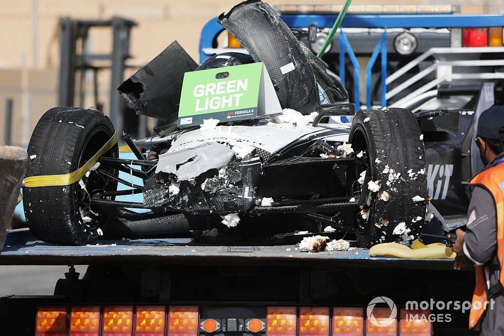 La voiture endommagée d'Edoardo Mortara, Venturi Racing, Silver Arrow 02, sur un camion après son accident