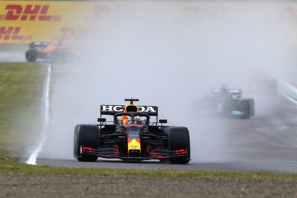 Verstappen wint spektakelstuk in Imola: "Het was heel verraderlijk"