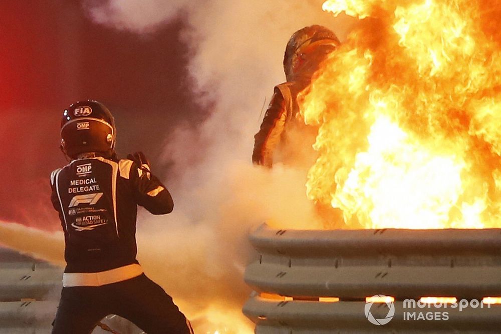 Romain Grosjean, Haas F1, esce dalle fiamme dopo il terribile incidente al primo giro del Gran Premio del Bahrain.