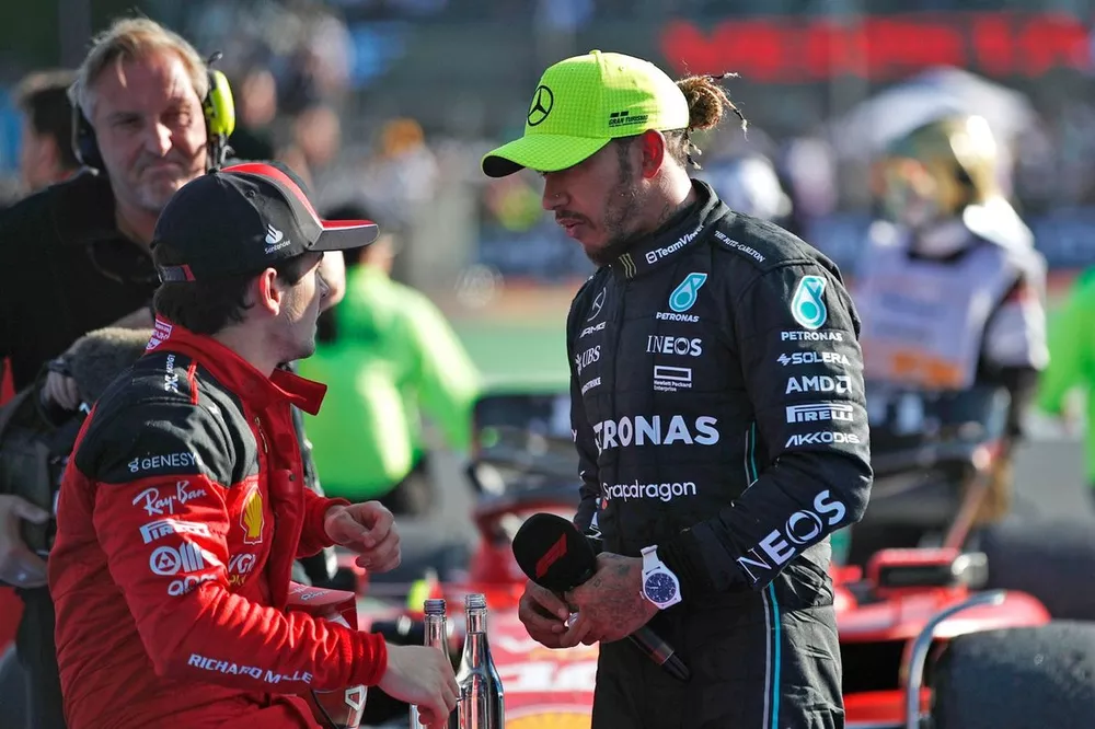 Charles Leclerc, Scuderia Ferrari, 3ª posición, Lewis Hamilton, Mercedes-AMG, 2ª posición, charla en Parc Ferme