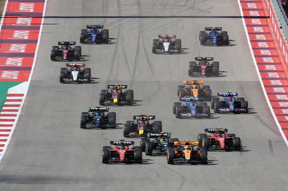 Lando Norris, McLaren MCL60, Charles Leclerc, Ferrari SF-23, Carlos Sainz, Ferrari SF-23, Lewis Hamilton, Mercedes F1 W14, Max Verstappen, Red Bull Racing RB19, the rest of the field at the start
