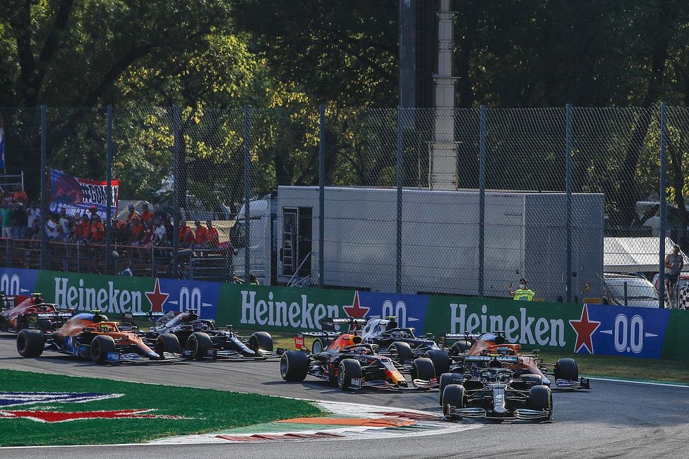 Valtteri Bottas, Mercedes W12, Max Verstappen, Red Bull Racing RB16B, Daniel Ricciardo, McLaren MCL35M, Lando Norris, McLaren MCL35M, Lewis Hamilton, Mercedes W12, Pierre Gasly, AlphaTauri AT02, and the rest of the field on the opening lap