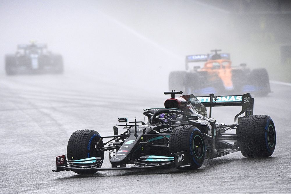Hamilton, iki tur süren Belçika GP'sinin ardından taraftarların paralarını geri almalarını umuyor