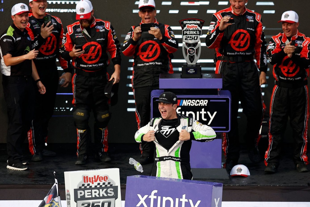 NASCAR Xfinity: Em Iowa, Mayer garante primeira vitória de 2025; veja como foi a corrida