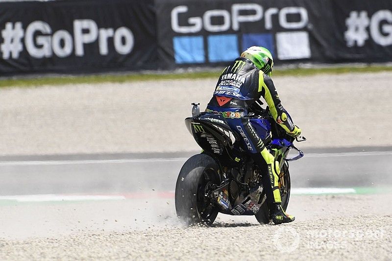 Valentino Rossi, Yamaha Factory Racing, Joan Mir, Team Suzuki MotoGP, running wide