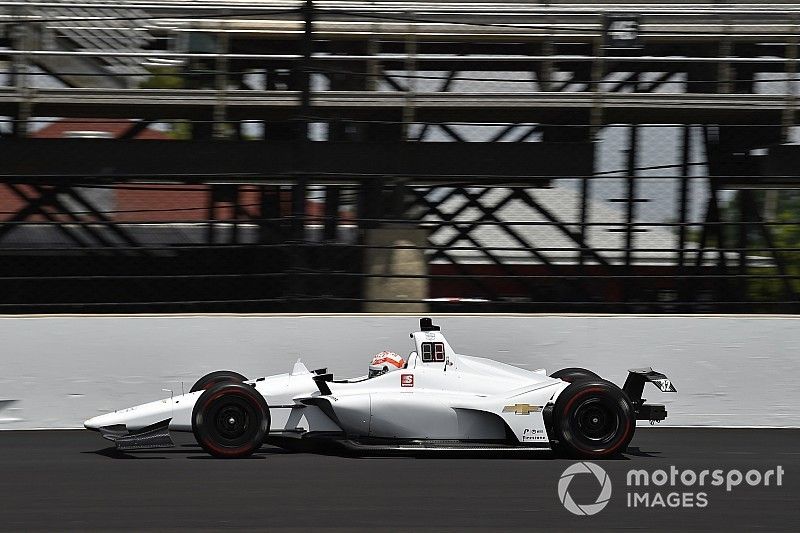 Após forte batida, Kaiser levanta voo em treino da Indy 500