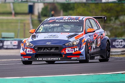 Norbert Michelisz consigue la pole en casa con Hyundai
