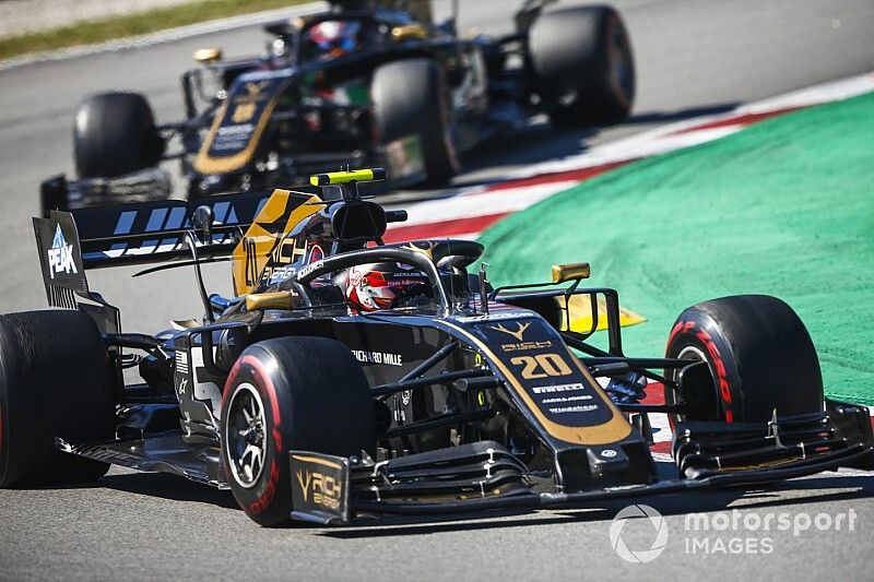 Kevin Magnussen, Haas F1 Team VF-19 leads Romain Grosjean, Haas F1 Team VF-19 