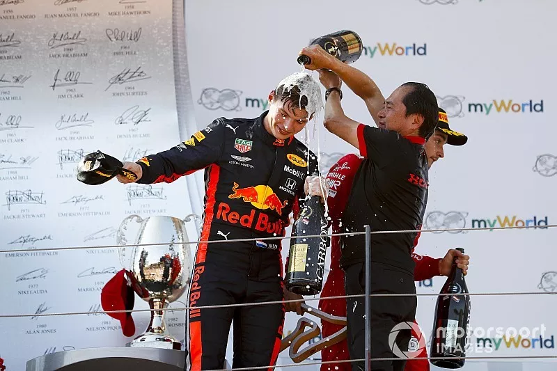 Le vainqueur Max Verstappen, Red Bull Racing et Toyoharu Tanabe, directeur technique F1 de Honda, c&eacute;l&eacute;brant la victoire sur le podium