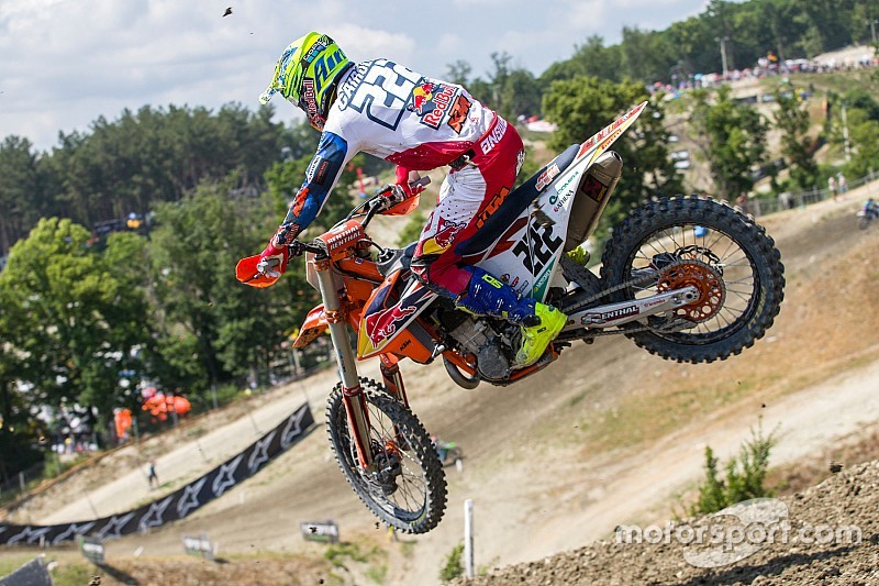 Cairoli cade e si lussa una spalla: Gajser scappa con la vittoria di Kegums