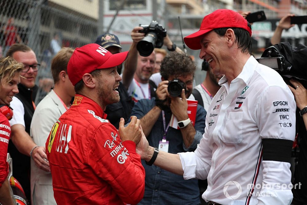 Sebastian Vettel, Ferrari, 2e plaats, in gesprek met Toto Wolff, Executive Director (Business), Mercedes AMG