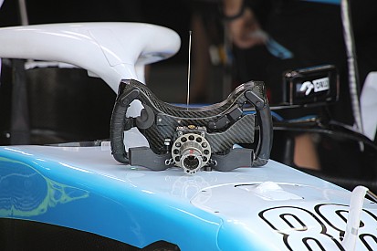 Ecco il volante di Kubica: la leva del cambio e i comandi solo sul lato sinistro