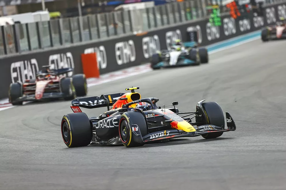 Sergio Perez, Red Bull Racing RB18, Charles Leclerc, Ferrari F1-75, Lewis Hamilton, Mercedes W13