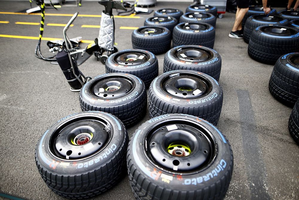 A Pirelli elismerte, javítaniuk kell az esőgumikon