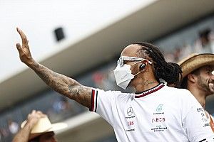 VIDEO: Hamilton se disfraza y sorprende a niños en Mercedes