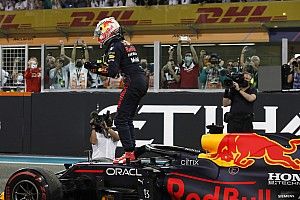 Utolsó körös előzéssel Max Verstappen a világbajnok Abu Dhabiban!