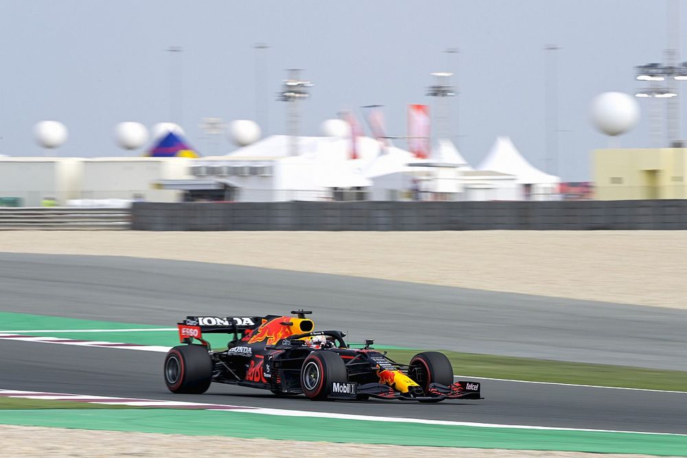 Ilyen egy kör a katari MotoGP pályán F1-es autóval, bemutatja Max Verstappen