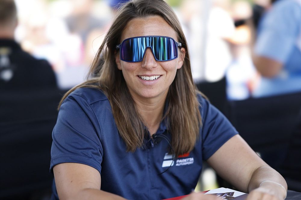 Simona De Silvestro, Paretta Autosport Chevrolet firma autógrafos