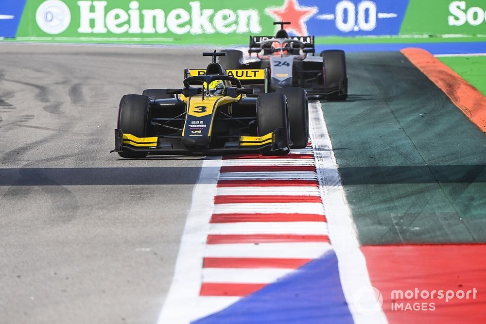 7 kör után leintették az F2 sprintfutamát, Guanyu Zhou nyerte a fél pontokat érő versenyt!