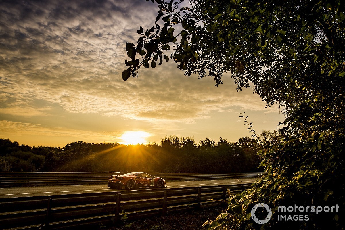 GALERIA: As melhores imagens dos carros no amanhecer de Le Mans