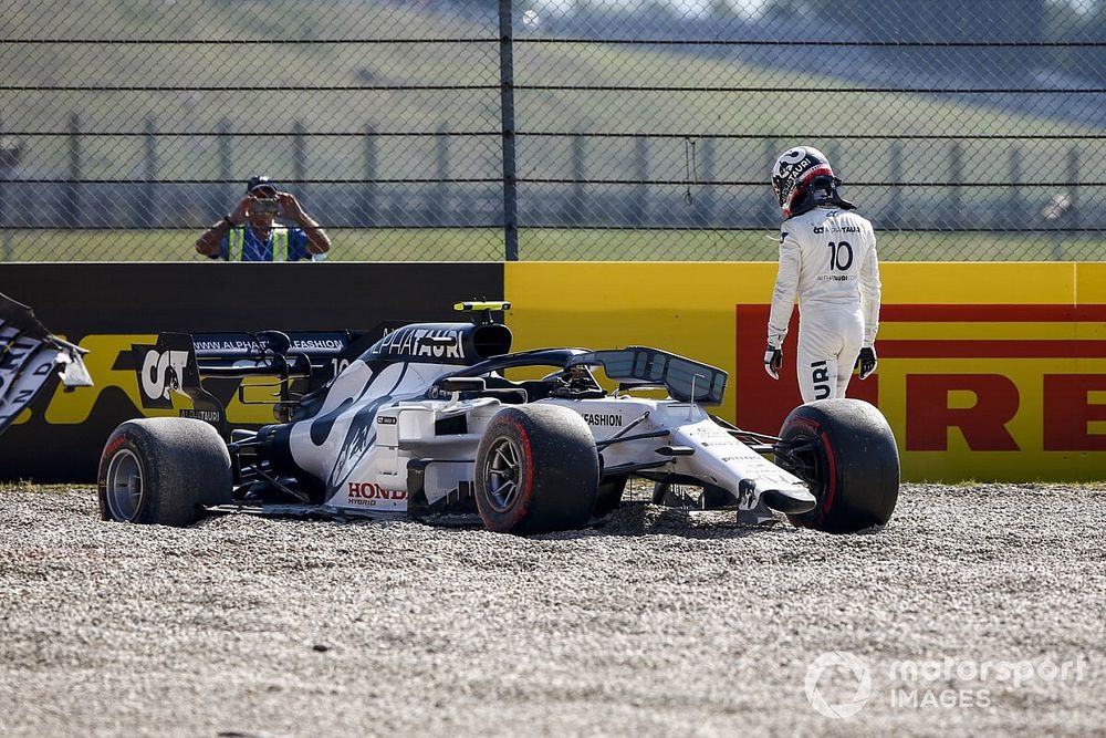 Pierre Gasly, AlphaTauri AT01 retiring from the race 