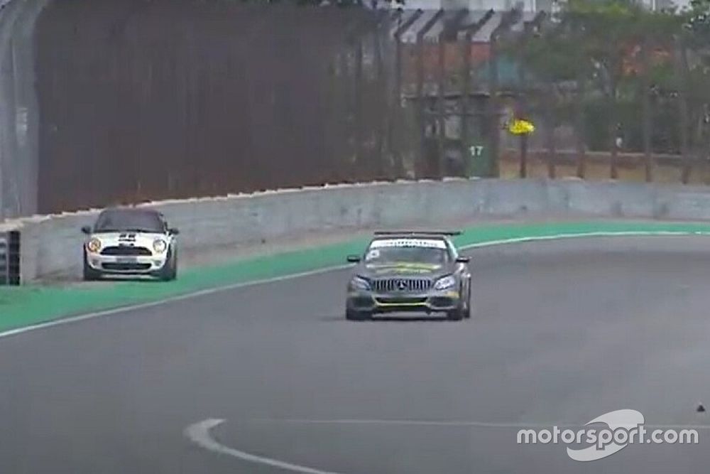 Mini invade pista de Interlagos durante corrida de Mercedes