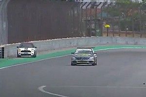 VÍDEO: Carro invade pista durante prova do Mercedes Challenge em Interlagos
