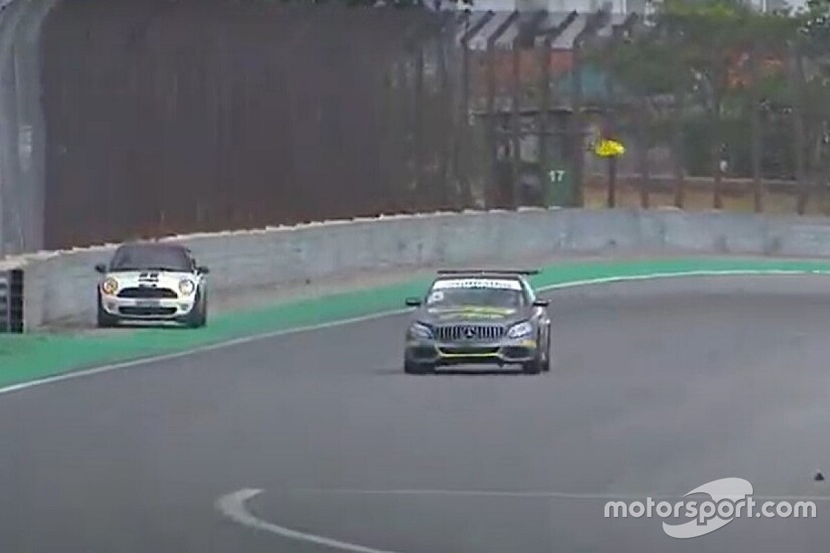 VÍDEO: Carro invade pista durante prova do Mercedes Challenge em Interlagos