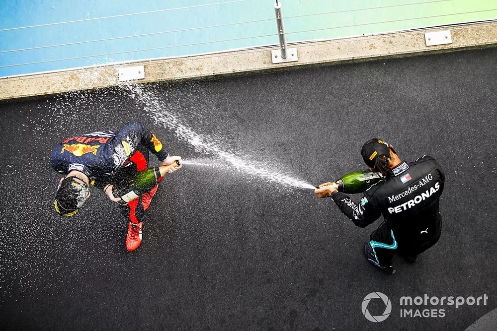 Podio: el segundo lugar Max Verstappen, Red Bull Racing  ganador de la carrera Lewis Hamilton, Mercedes-AMG F1