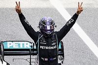 Hamilton troeft Verstappen op strategie af voor zege in Spanje