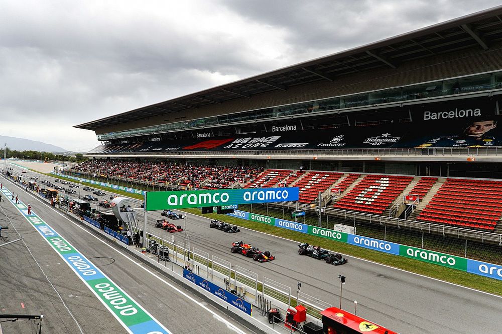 Lewis Hamilton, Mercedes W12, Max Verstappen, Red Bull Racing RB16B, Valtteri Bottas, Mercedes W12, Charles Leclerc, Ferrari SF21, Esteban Ocon, Alpine A521, and the rest of the field away at the start