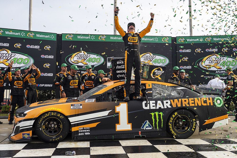 Kurt Busch pokonał brata