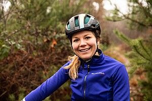 Voormalig veldrijdster Van Paassen coacht KNAF-talent: “Het gaat om de mindset”
