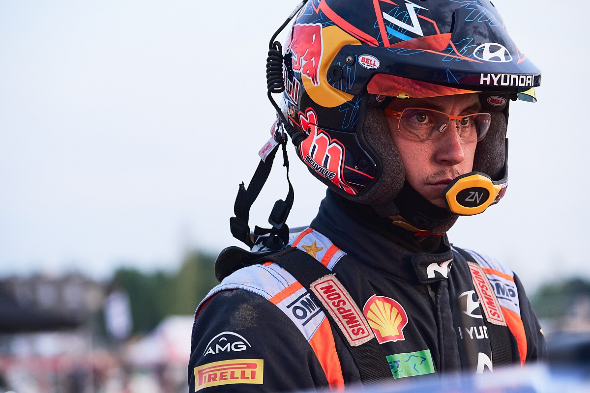 Neuville ucieka Ogierowi