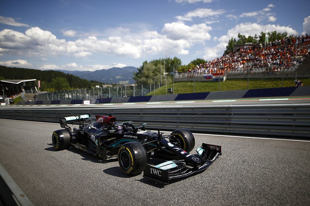 Hamilton csak negyedik, és könnyű Verstappen-győzelmet jósol