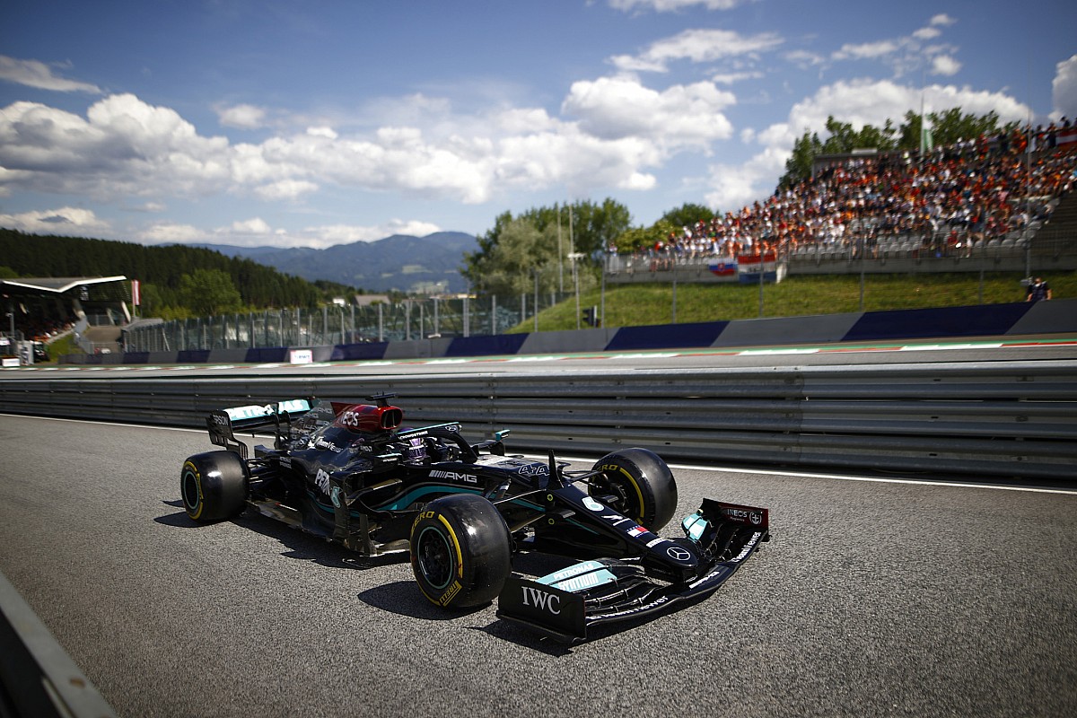 Hamilton csak negyedik, és könnyű Verstappen-győzelmet jósol