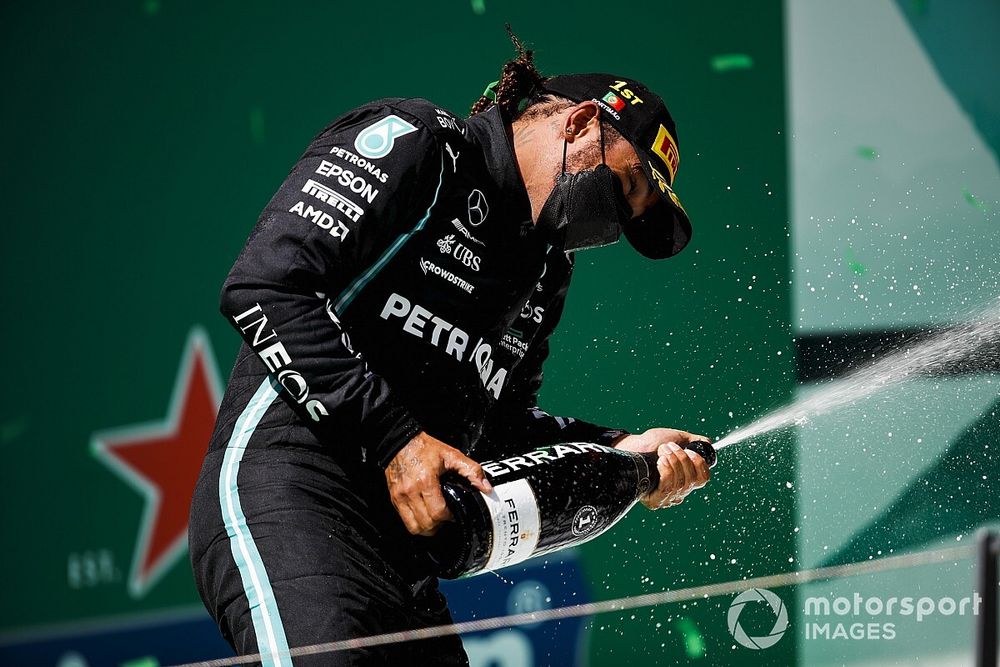 Lewis Hamilton, Mercedes, 1e plaats, op het podium