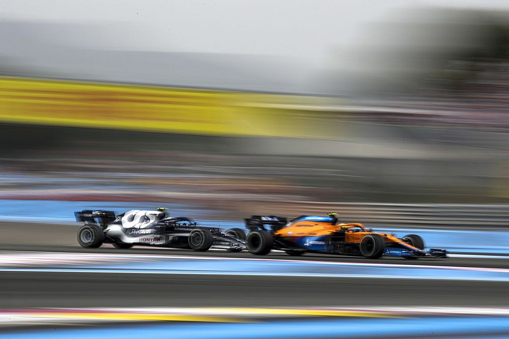 Lando Norris, McLaren MCL35M, precede Pierre Gasly, AlphaTauri AT02

