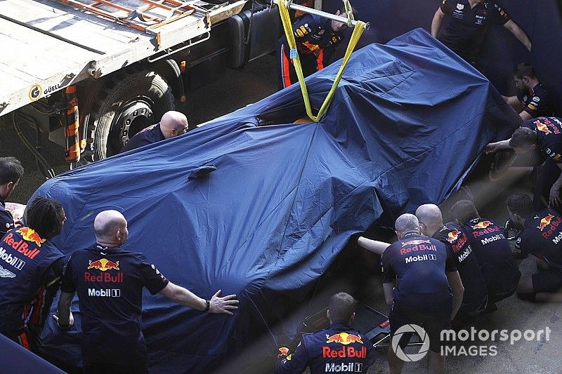 The crashed car of Pierre Gasly, Red Bull Racing RB15 is recovered to the pits