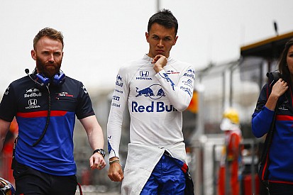 Albon mist kwalificatie in China na crash in derde training
