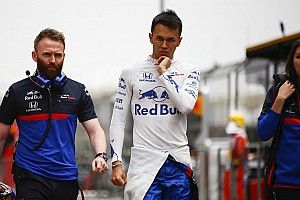 Albon mist kwalificatie in China na crash in derde training