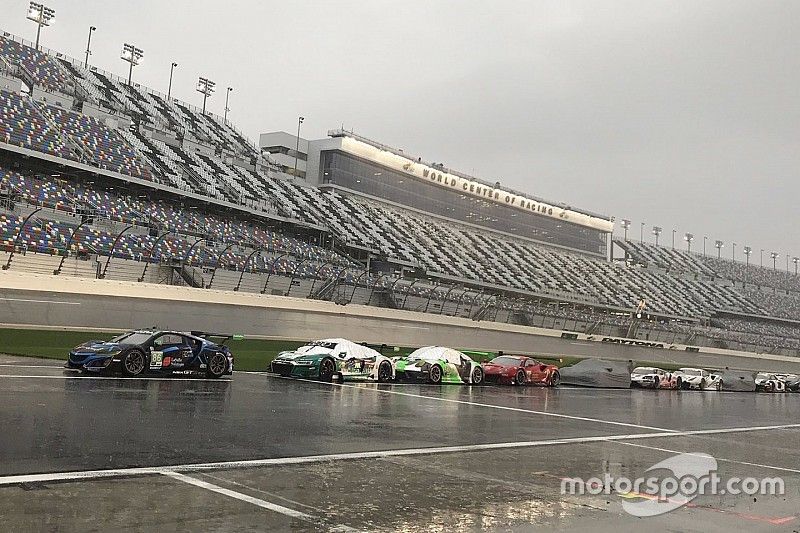 Rolex 24: La lluvia frena la carrera en Daytona