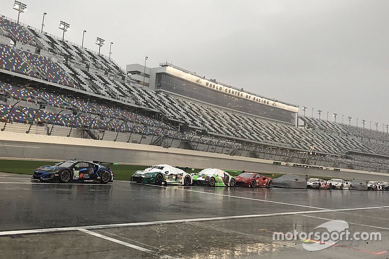 24 Ore di Daytona: la gara riprende dopo una sosta di 90 minuti per la pioggia