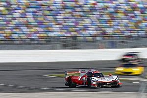 Montoya lidera la primera hora de Daytona; Alonso lucha por la victoria