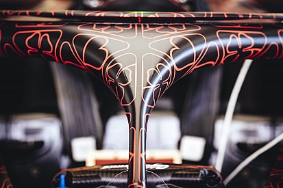 Őrülten jó festést kapott az Alfa Romeo Racing F1-es gépe, amivel már pályára is gurultak (képek+videó)