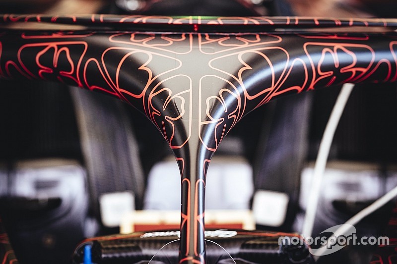 Őrülten jó festést kapott az Alfa Romeo Racing F1-es gépe, amivel már pályára is gurultak (képek+videó)