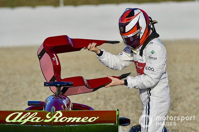 Kimi Raikkonen, Alfa Romeo Racing C38, trompea y encalla en la arena